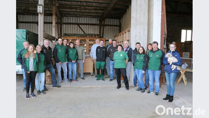 Preisrichter Ludwig Grillmeier (Achter von links) bescheinigte bei einer Tierbesprechung den Kaninchenzüchtern des Erholungsorte eine gute Qualität ihrer Tiere. Die Vorsitzende des Kleintierzuchtvereins, Ramona Bauer (Siebte von links) und die Zuchtwartin für Kaninchen, Tanja Hausknecht (Siebte von rechts) dankten dem Fachmann für die breite Aufklärung sowie Helmut Käß (Achter von rechts) für die Bereitstellung seiner Scheune zu der Veranstaltung. Bild: bsc