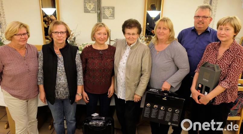 Die Damen waren mit ihren Preisen zufrieden, und FU-Vorsitzende Renate Müller (links) freute sich mit Spielleiter Josef Weidensteiner über die vielen Kartlerinnen. Bild: wlr