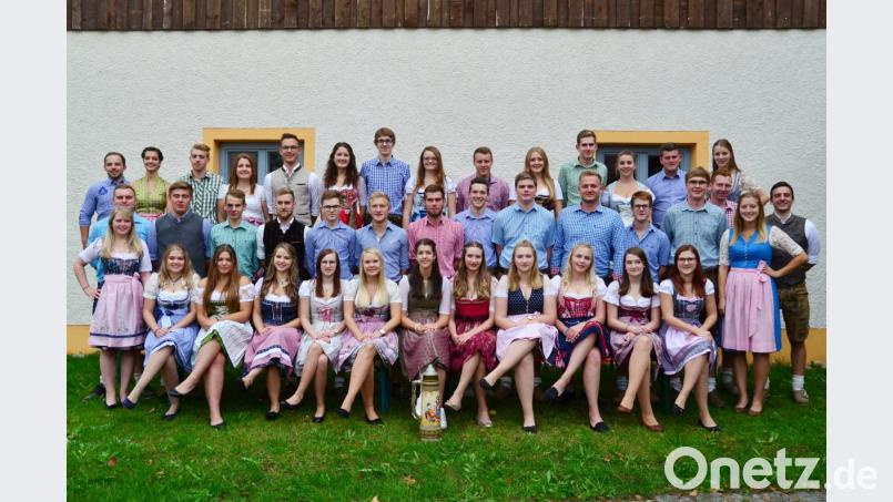 Sind in Vorfreude auf das anstehende Festwochenende: die Großschönbrunner Kirwapaare. Bild: jud