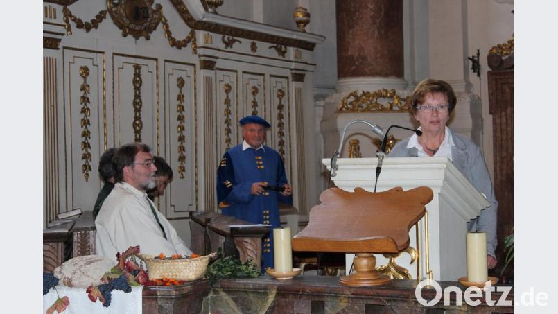 Mit großem Engagement organisiert die Michelfelder Ortsbäuerin Maria Regn gemeinsam mit Diakon Franz Josef Reck (links im Bild) die Erntedank-Andacht am Sonntag in der Asamkirche. Im Hintergrund Kirchenführer Luitpold Dietl. Bild: cs