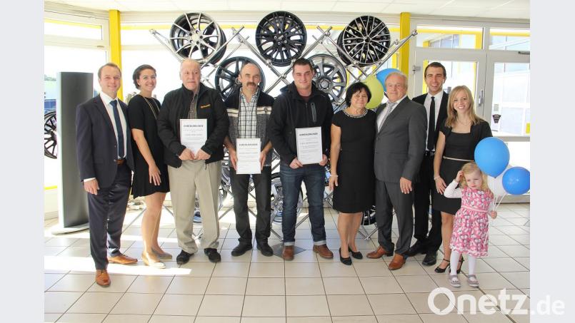 Für ihre Treue und Zuverlässigkeit wurden die Mitarbeiter mit der längsten Betriebszugehörigkeit von der Unternehmerfamilie Köppl geehrt. Auf dem Bild von links: Thomas und Simone Köppl, René Gröhl (über 25 Jahre), Albert Elsner (über 30 Jahre) und Andreas Bauer (8 Jahre), Christa und Alois Köppl sowie Hans-Peter und Simone Obendorfer mit Tochter. Bild: boj