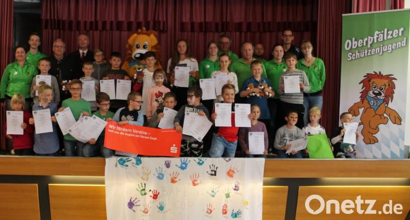 Die Sieger des Bambini-Cups mit OSJ-Maskottchen Tiro, der Landesjugendleitung sowie Bürgermeister Winfried Franz und Landtagsabgeordnetem Harald Schwartz (hinten von links). Bild: dl