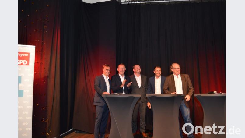 Wahlkampfabschluss der SPD im Capitol in Sulzbach-Rosenberg (von links): Peter Danninger, Richard Gaßner, Uli Grötsch, Uwe Bergmann und Armin Rüger. Bild: phl