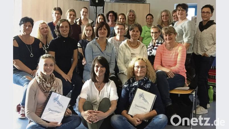 Die „Quersinger“ im Turnraum im Kinderhaus umrahmen ihre Chorleiterin Angelika Hederer (vorne Mitte). Bild: sip