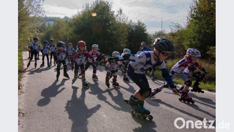 Schon bei den Kleinsten ging es vom Start weg hoch her beim Rollski- Rennen am Sportpark in Hirschau. Bild: chl