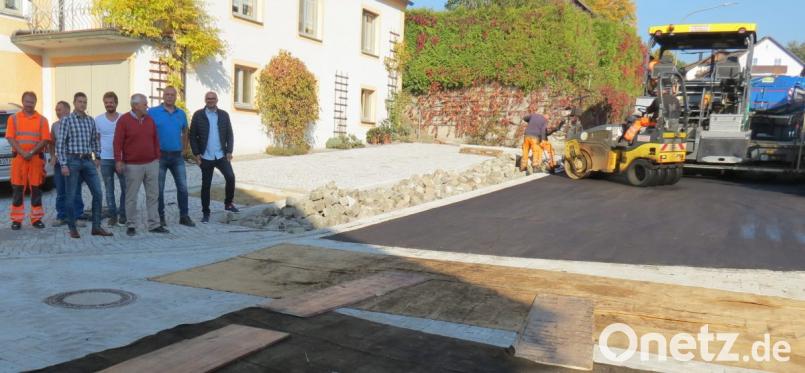 An den Zufahrten wie hier am Weinberg ist die Asphalt-Deckschicht bereits aufgebracht. Bürgermeister Maximilian Beer, Bauunternehmer Helmut Seebauer, Bauleiter Hans Böckl vom Ingenieurbüro Weiß, Bauleiter Matthias Vogl von der Firma Seebauer, VG-Geschäftsstellenleiter Andre Schille, Kapo Josef Schneeberger und Bauhofmitarbeiter Anton Köppl (von rechts) machen sich ein Bild vom Baufortschritt. Bild: Köppl, Georg