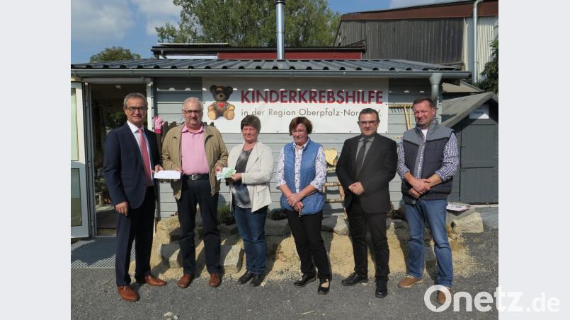 Monika Pregler (Dritte von links) und Bürgermeister Werner Nickl übergeben Herbert Putzer (von links) Geldspenden. Markus Strunz, Stadtpfarrer Konrad Amschl und Erna Strunz (von rechts) gratulieren zur Einweihung. Bild: jzk