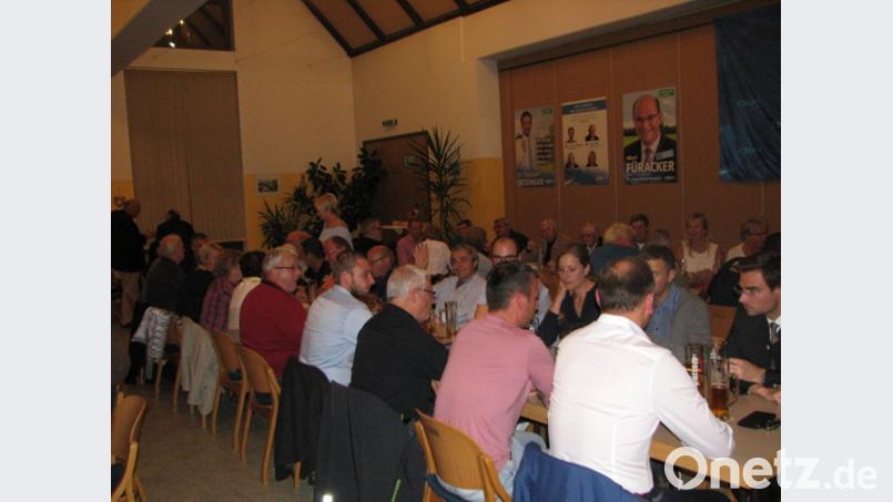 Landtagskandidat Stephan Oetzinger (rechts) freute sich über das große Interesse am politischen Dämmerschoppen in der Manteler Mehrzweckhalle. Bild: knh