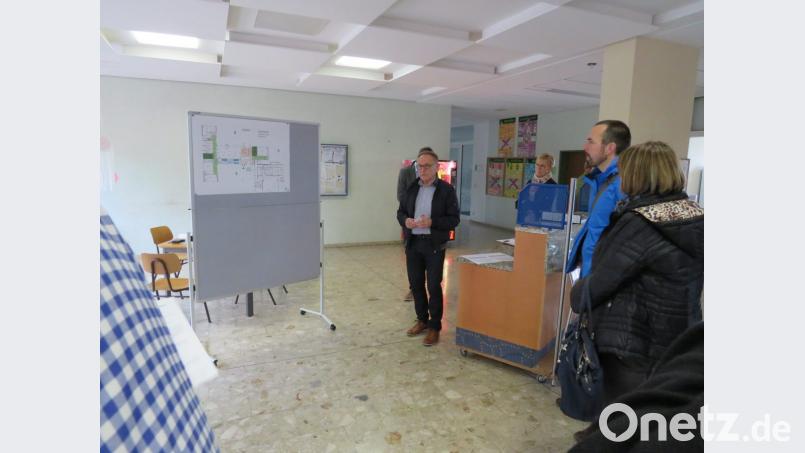 In diesem Bereich der Aula entstehen die neuen Flächen für die offene Ganztagsschule. Bild: adj