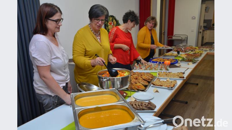 Das Büffet kam genauso golden und bunt daher wie derzeit die sonnigen Oktobertage. Die neuen Vorsitzenden um Katrin Poschenrieder (Zweite von rechts) setzten sich beim Herbstfest im Pfarrheim so richtig in Szene. Ein richtiges Herbstzeitleuchten war angesagt. Bild: dob