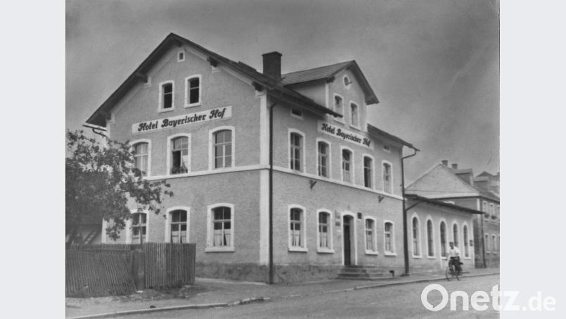 Der „Bayerische Hof“ (Bild nach dem Zweiten Weltkrieg) mit dem dazugehörigen Saal (rechts): Das Äußere des historischen Anwesens blieb bis heute unverändert. Bild: wro