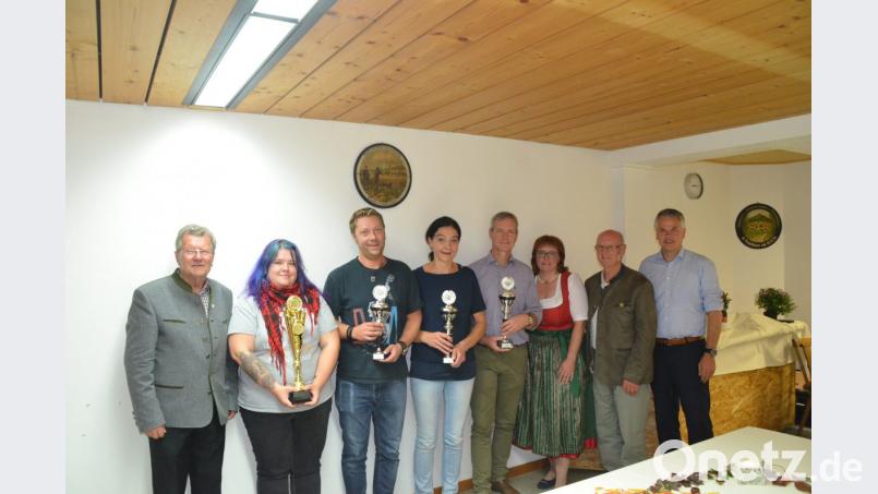 Die Bestplatzierten des Vereins- und Bürgerschießens: Von links: Ehrenschützenmeister Josef Pohl, Jule Pentner, Manuel Högen vom &quot;Hehnahaisl-Stammtisch&quot;, Birgit Neumann von den Freien Wählern, Josef Völkl von der Raiffeisenbank, Schützenmeisterin Bettina Gillitzer-Sailer, Ehrenmitglied Willi Jakob sowie Bürgermeister Thomas Meiler. Bild: jub