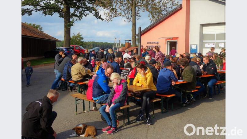 Der Platz vor dem Gerätehaus war vollbesetzt beim Backofenfest der Feuerwehr. Bild: jml