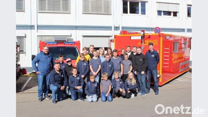 Die Mitglieder der Jugendfeuerwehr Waldsassen gemeinsam mit ihren Betreuern und Jugendwart Felix Kubitschek (links, kniend) sowie Schülerwart Georg Mayer (rechts). Bild: flm