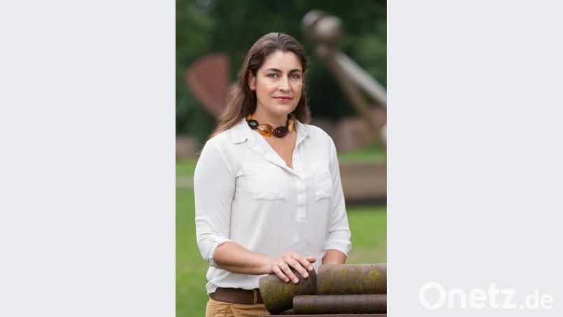 Stefanje Weinmayr, Leiterin des Skulpturenmuseums im Hofberg, führt durch Ausstellung in der KZ-Gedenkstätte. Bild: exb