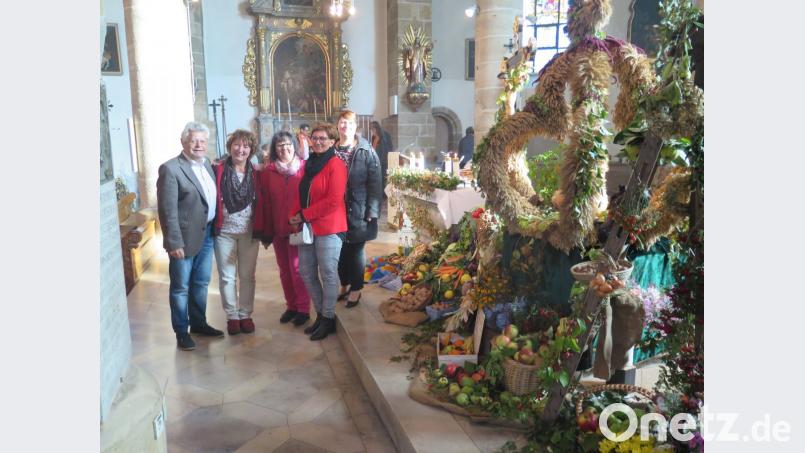 Chorleiter Josef Zaglmann begleitet die Sängerinnen Christina Hann, Elisabeth Daschner, Liane Preininger und Ursula Dadder (von links) beim Erntedankgottesdienst. Bild: jzk