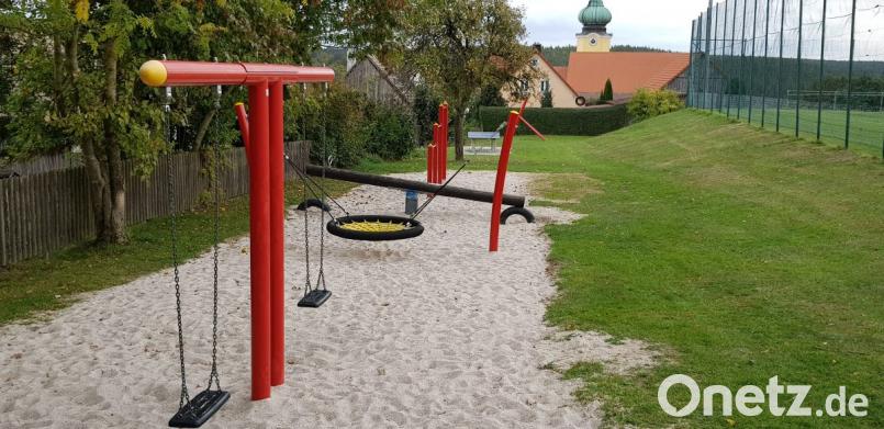 Die Roggensteiner Kinder freuen sich über eine neue Seilbahn. Aber auch sonst wurde der Platz generalüberholt. Bild: dob