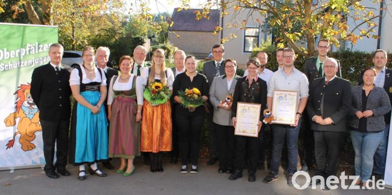 Die neu gewählte Landesjugendleitung mit den Ehrengästen (von links): Thomas Bittihn, Stefanie Kryschak, Franz Brunner, Evi Benner-Bittihn, Dietmar Beyer, Sonja Stümpfl, Alfons Bräu, Samantha Gillig, Thomas Gabler, Martina Eckhardt, Kerstin Schmidt, Anton Reznik, Florian Bittihn, Simon Weiß, Thomas Borek, Winfried Franz, Michael Thurner mit Frau Julia. Bild: dl