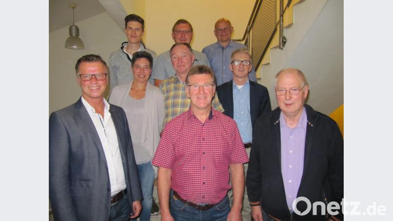 Sie lenken die Geschicke des TuS Hirschau in den kommenden beiden Jahren (vorne, von links): Bürgermeister Hermann Falk, Dieter Held vom Leitungsteam und Jörg Behrend (Sportpark-Verwaltungsrat); zweite Reihe (von links): Michaela Wenzl (Geburtstagsteam), Gerhard Bösl (EDV) und Kassier Klaus Wild; hintere Reihe (von links): Internetbeauftragter Patrick Gebhardt sowie Walter Fleischmann und Manfred Groher (beide Leitungsteam). Bild: Gerhard Fleischmann
