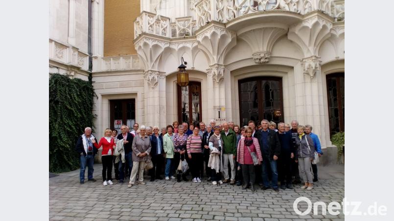 Im Innenhof des Schlosses Hluboka stellte sich die Reisegruppe der katholischen Arbeitnehmerbewegung Neusorg zu einem Erinnerungsfoto. Bild: öt