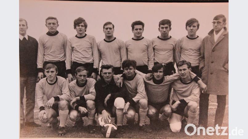 Torhüter-Legende Hans „Iste“ Zant (vorne, Dritter von links) im Kreise seiner Mannschaftskameraden vom FC Tirschenreuth. Bild: kro