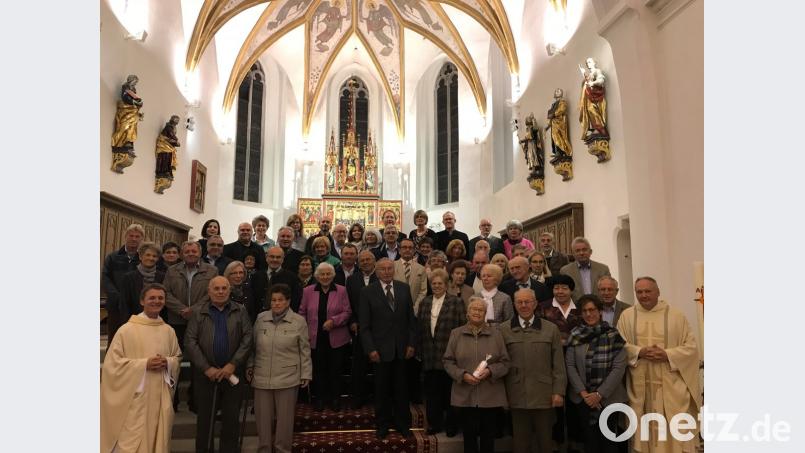 Die Tirschenreuhter Ehejubilare mit Stadtpfarrer Georg Flierl (links). Bild: exb