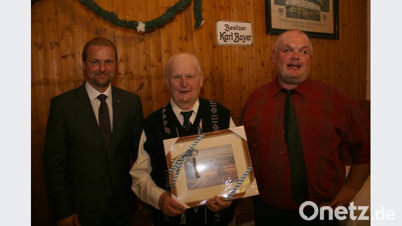 Dritter Bürgermeister André Putzlocher (links), der auch eine Ansicht von Wiesau mitgebracht hatte, gratulierte Josef und Hans Bayer (von rechts) im Namen der Marktgemeinde. Bild: wro
