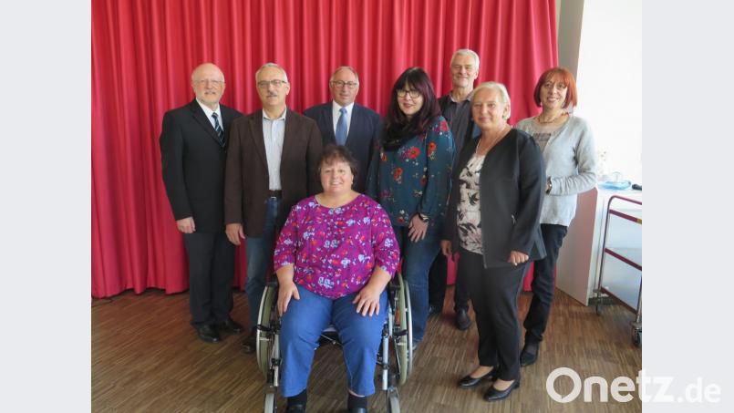 Kreisgeschäftsführer Harald Gresik (links) und Kreisvorsitzender Georg Brand (hinten, Dritter von links) gratulieren den neu gewählten Vorstandsmitgliedern Ottmar Bothner, Rita Würstl (sitzend), Pauline Bäumler, Günter Deiml und Martha Sigritz (von links). Jutta Deiml (rechts) spricht ein Grußwort. Bild: jzk