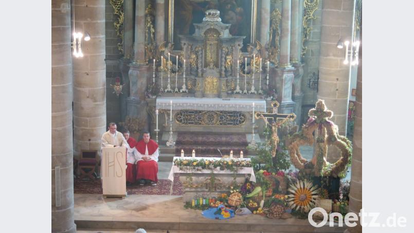 Stadtpfarrer Konrad Amschl zelebriert den Erntedankgottesdienst in der Kemnather Stadtpfarrkriche. Bild: jzk