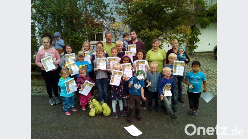 Mit großem Ehrgeiz beteiligten sich die kleinen Gartenfreunde am Gemüsewettbewerb der Gartler. Die Vorsitzenden Robert Schmauß und Anita Meindl dankten den Kindern mit Urkunden und einem Geschenk. Bild: bnr