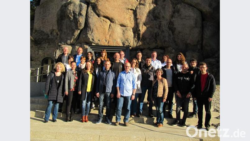 Vor der Burg Falkenberg versammeln sich die Schulkameraden, die vor 25 Jahren gemeinsam Abitur gemacht haben. Bild: exb