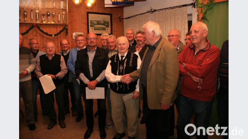 Im Namen der Schönhaider Liedertafel überreichte Erich Trottmann (vorne rechts) an Hans Bayer (vorne, Zweiter von rechts) ein Kuvert mit Inhalt. Bild: wro