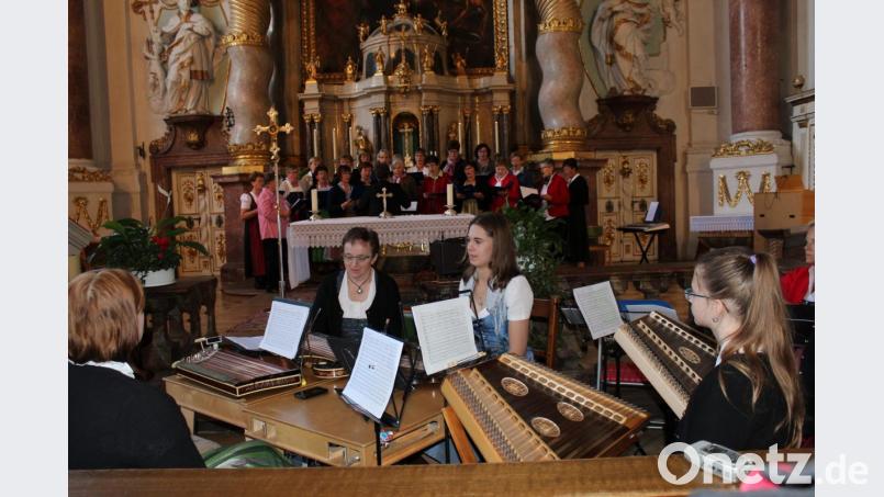 Mit viel Applaus danken die Kirchenbesucher dem Ortsbäuerinnenchor des BBV-Kreisverbands Amberg-Sulzbach (im Hintergrund) sowie der Stubenmusik Gebenbach für die musikalische Gestaltung der Erntedank-Andacht. Bild: cs