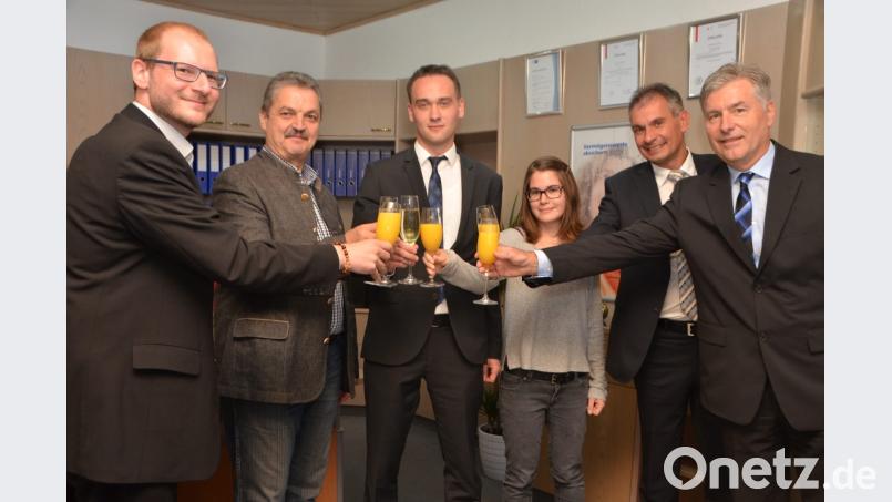 Stefan Gebert aus Pleystein (Mitte) wagt mit Bonnfinanz den Schritt in die Selbstständigkeit und eröffnete ein Büro am Marktplatz 15. Kaplan Ulrich Eigendorf, Bürgermeister Andreas Wutzlhofer, Roxana Rotar, Helmut Baumgartner und Hans Lang (von links nach rechts) gratulierten dazu und stießen auf eine erfolgreiche Zukunft an. Bild: dob