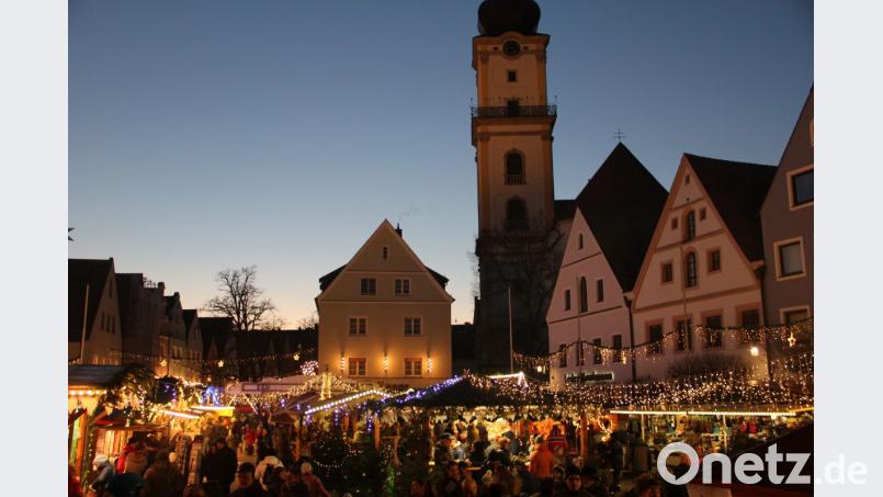 Stimmungsvoller Christkindlmarkt rund ums Weidener Rathaus. Am 29. November 2018 geht´s wieder los. Bild: exb