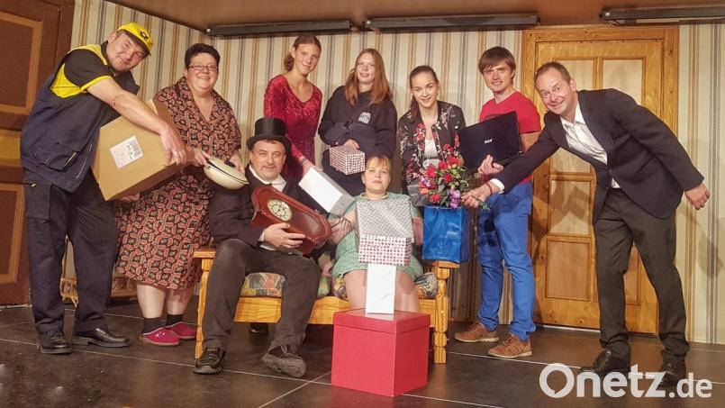 Josef Zitzmann (links) hat kurzfristig Anna Hierold (Dritte von rechts) aus Moosbach als Mitspielerin gewinnen können. Bild: fjo