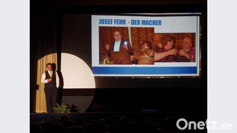 Gründer Josef Fehr auf der Leinwand. Enkel Marco Knott auf der Bühne. "Ich bin überzeugt er schaut von oben herab und schaut zu, was ich hier mache. Ich hoffe, dass er eines Tages sagt: des huost goud gmacht, Bou", so Knott. Bild: tr