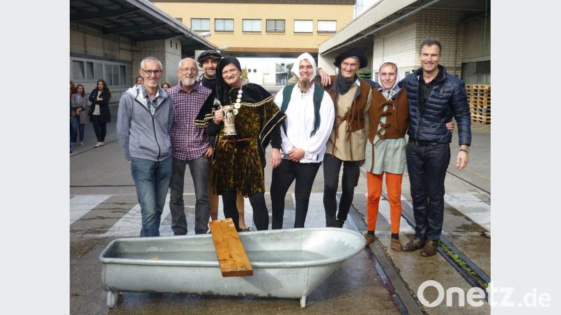 Spritzige Freisprechung von den Sünden der Lehrzeit: Bei „Paragon“ fand eine Gautschfeier statt. Bild: exb