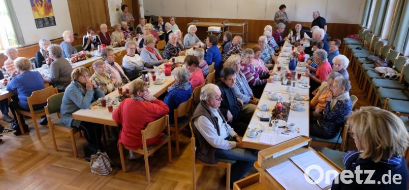 Der Pfarrsaal St. Josef ist gut gefüllt, die Stimmung ausgelassen. Der Seniorenkreis der katholischen Pfarrgemeinde feiert sein35-jähriges Bestehen. Leiterin Manuela Noetzel (am Rednerpult) blickt auf die vergangenen Jahre zurück. Bild: le