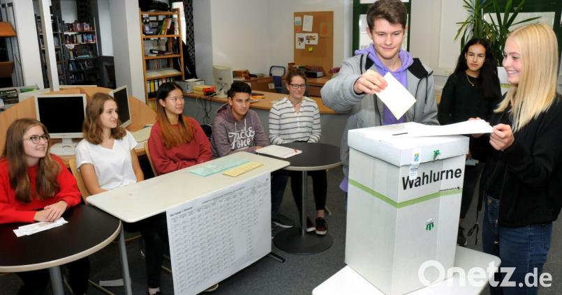 Die Wahlhelfer bei der Juniorwahl im GMG schauen, dass alles sauber abläuft. Bild: Stephan Huber