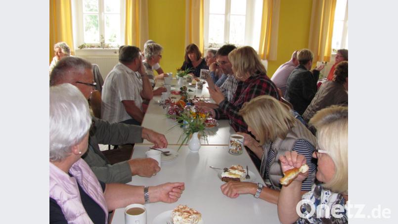 Volles Haus im Gemeindehaus. In Scharen zieht es die Manteler ins Erntedank-Café. Bild: sei