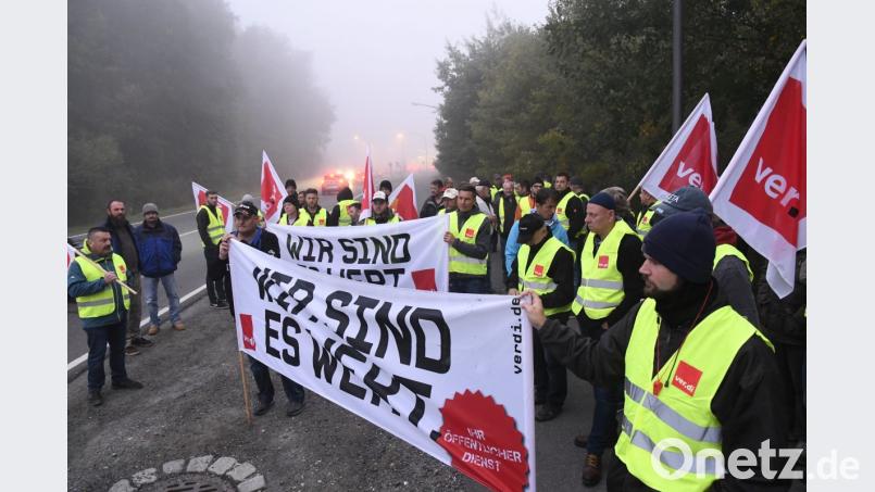 Warnstreik im Südlager: Auch in Vilseck legen Zivilbeschäftigte der US-Armee am Dienstag vorübergehend die Arbeit nieder. Bild: Petra Hartl