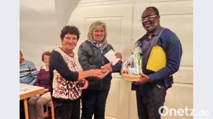 Mit einem Geschenkkorb danken Agnes Horn (von links) und Regina Krywinski dem Pfarrvikar Augustine Oburota für seinen Vortrag über das Land Nigeria. Bild: hai