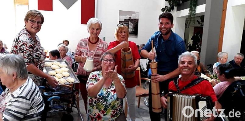 Ausbuttern beim Herbstfest im Seniorenheim Hans Bauer ist auch Arbeit für die Bewohner, die fleißig stampfen, bis sich Butter im Fass bildet. Bild: R. Kreuzer