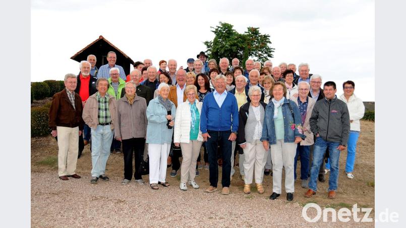 Konrad Zant (vorne, Vierter von rechts) sorgte beim Seniorenausflug der Stadt Tirschenreuth für strahlende Gesichter bei den 50 Teilnehmer. Der Ausflug führte nach Nierstein am Rhein. Bild: Stadt Tirschenreuth