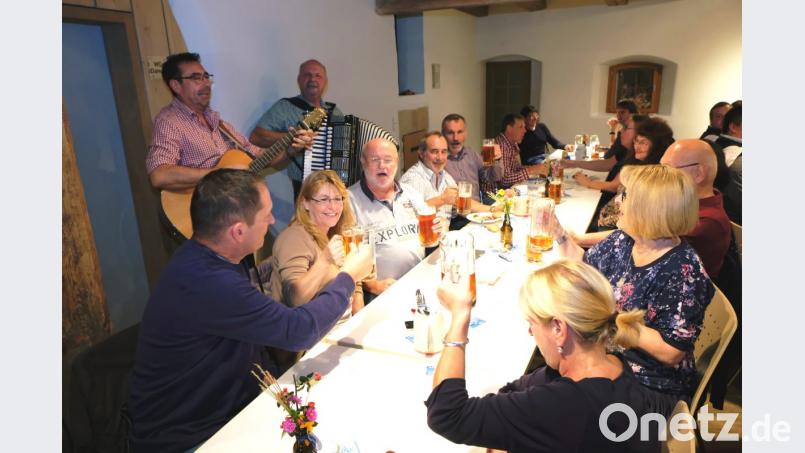 Der Zoigl garantiert Oktoberfest-Stimmung im Malzhaus. Unser Bild zeigt das lustige Genuss-Völkchen mit den „Vorbacher Dorfmusikanten“. Bild: do