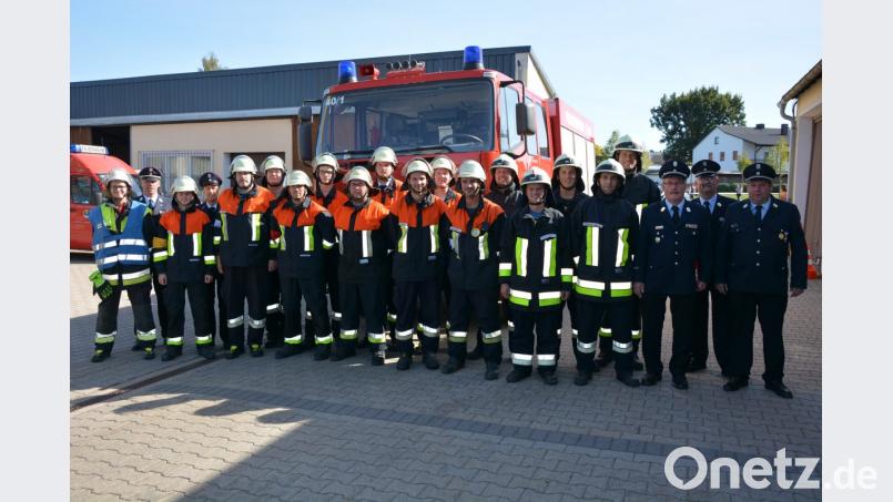Groß war die Freude bei den Brandschützern der Feuerwehr Mitterteich und den Vertretern der Feuerwehren Großensterz und Pleußen, sie hatten das Abzeichen „Technische Hilfeleistung“, nahezu fehlerfrei absolviert. Dazu gratulierten ihnen die drei Schiedsrichter (von rechts) mit Florian Trießl, Günther Fachtan und Albert Fröhlich, Glückwünsche gab es auch von Mitterteichs Kommandant Franz Bauernfeind (2. von links). Bild: jr