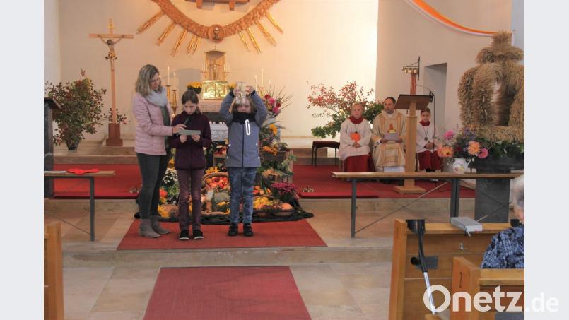 Die Kinder gestalteten den Erntedankgottesdienst, den Maria Delling vorbereitet hatte. Bild: ral