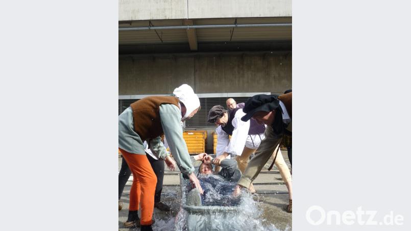 Spritzige Freisprechung von den Sünden der Lehrzeit: Bei „Paragon“ fand eine Gautschfeier statt. Bild: exb