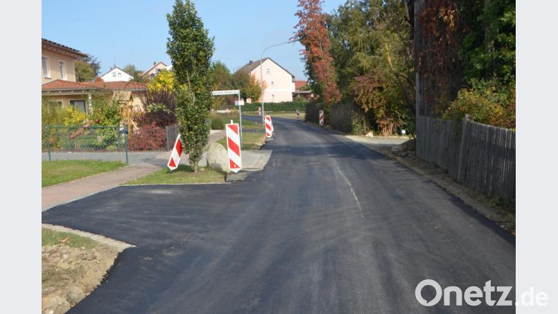 Die Eichenstraße hat zur Überraschung der Anwohner eine neue Tragschicht. Die Stadt hatte dafür finanziellen Spielraum. Bild: dob